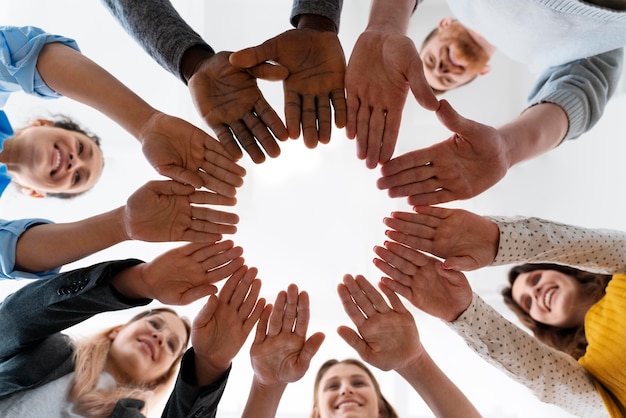 Cerrar personas sonrientes como equipo