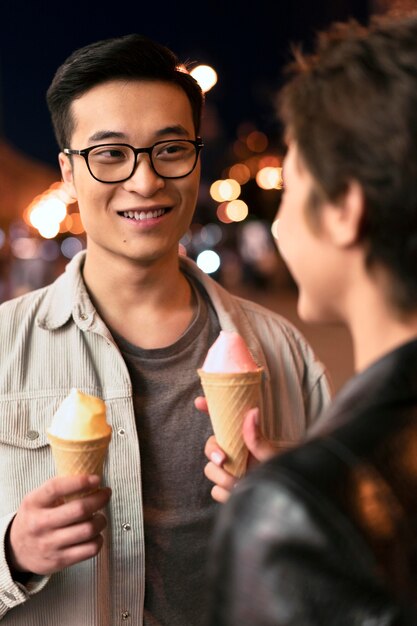 Cerrar personas sonrientes con helado