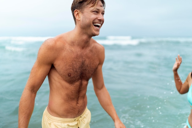 Cerrar personas sonrientes en la playa