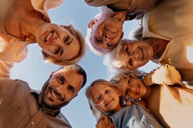 Foto gratuita cerrar personas sonrientes posando juntos