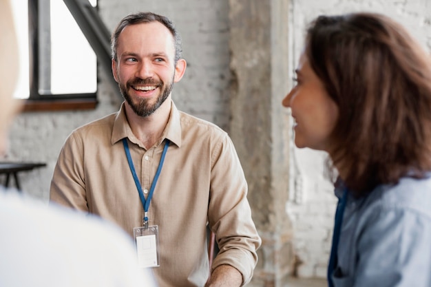 Cerrar personas sonrientes en terapia de grupo