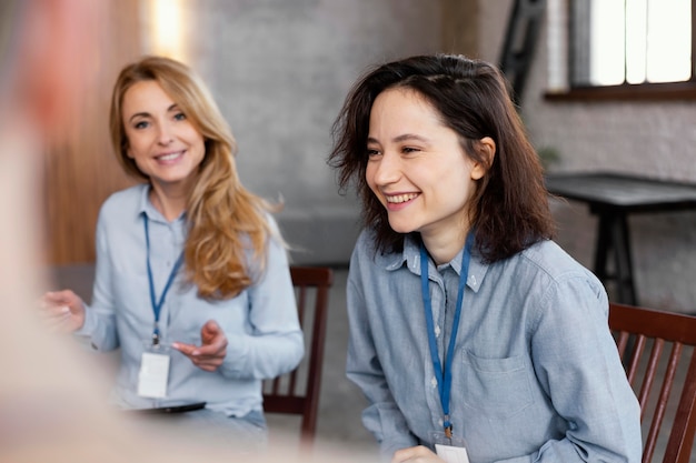 Cerrar personas sonrientes en terapia