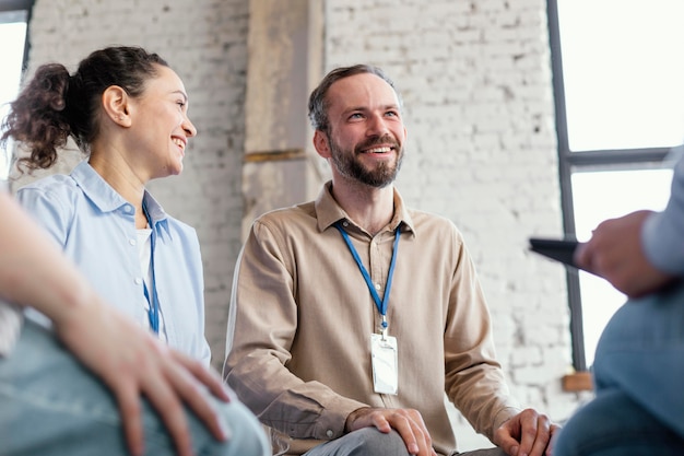 Foto gratuita cerrar personas sonrientes en terapia