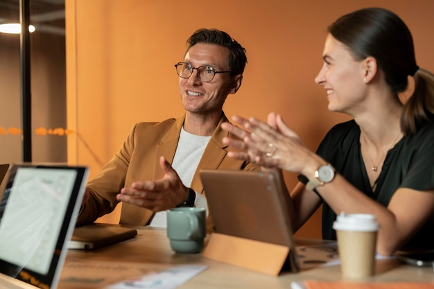 Cerrar personas sonrientes en el trabajo