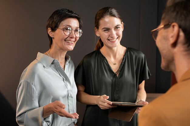 Cerrar personas sonrientes en el trabajo