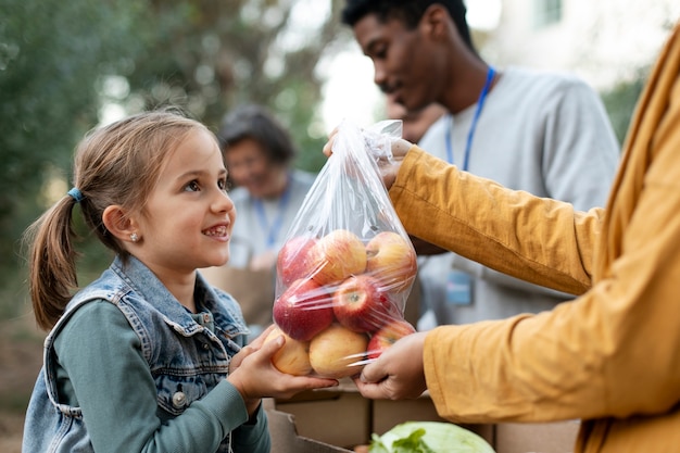 Cerrar personas sosteniendo la bolsa de manzanas