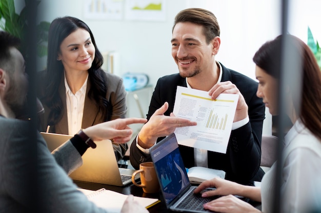 Cerrar personas trabajando en equipo