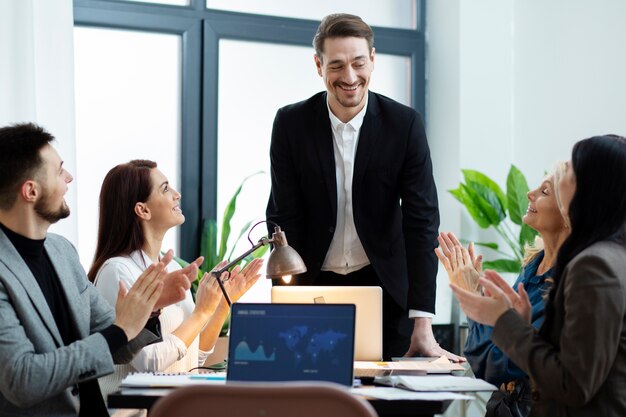 Cerrar personas trabajando juntas en el escritorio