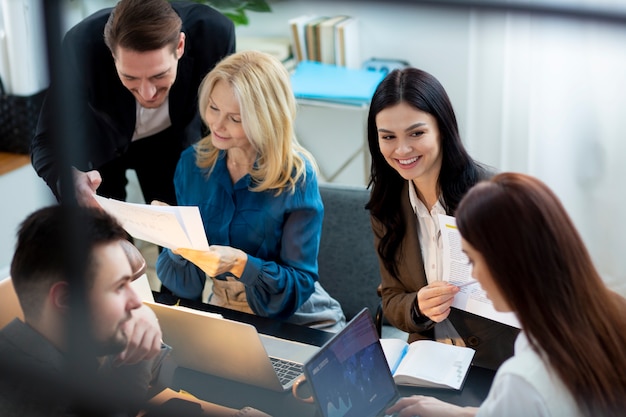 Cerrar personas trabajando juntas