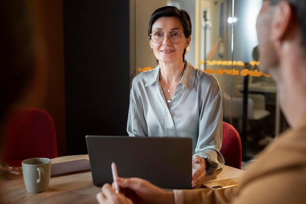 Cerrar personas en el trabajo con laptop