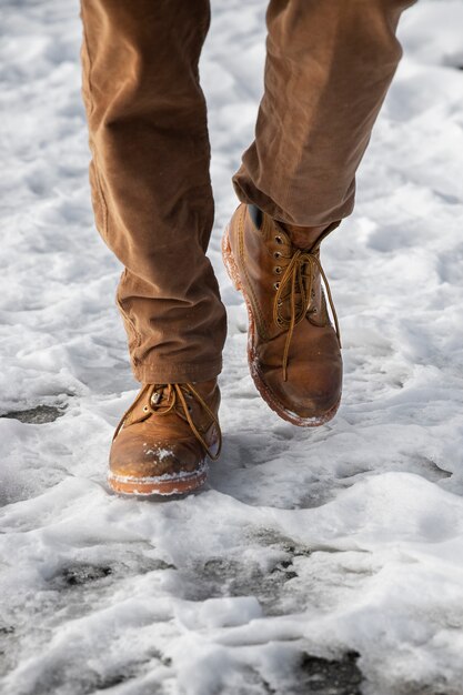 Cerrar las piernas caminando en la nieve