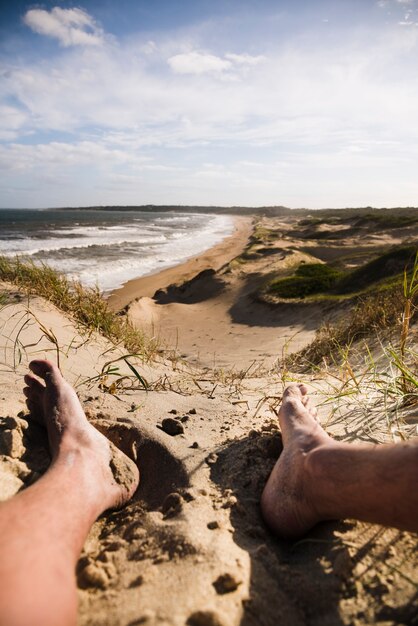 cerrar las piernas en el paisaje de la playa