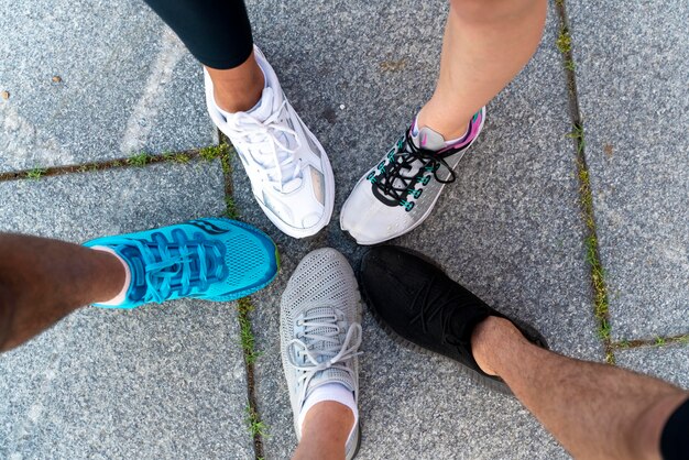 Cerrar las piernas con zapatos para correr