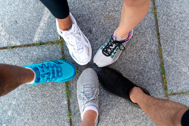 Cerrar las piernas con zapatos para correr