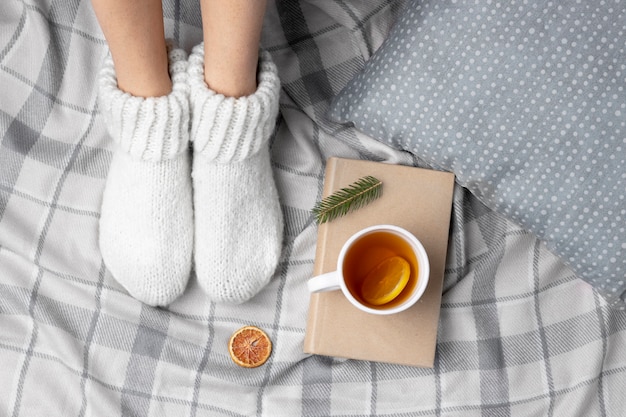 Cerrar los pies con calcetines blancos y cálidos