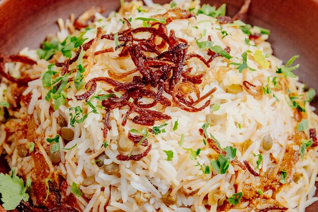 Cerrar pilaf con frijoles verdes y cebollas fritas