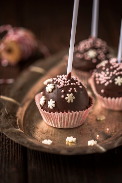 Cerrar postre de chocolate con decoración