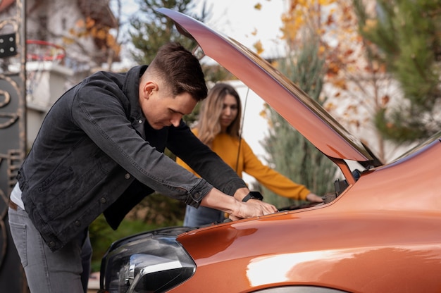 Foto gratuita cerrar el proceso de cuidado del automóvil