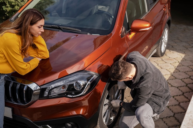 Foto gratuita cerrar el proceso de cuidado del automóvil