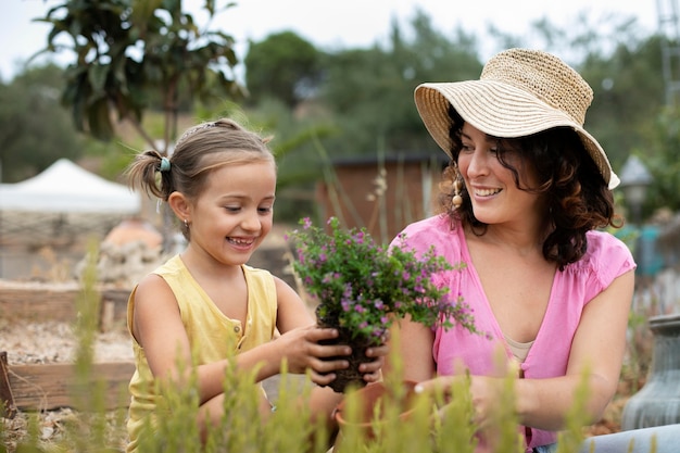 Foto gratuita cerrar el proceso de trasplante de plantas