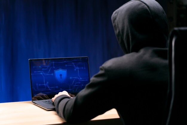 Cerrar programador escribiendo en portátil