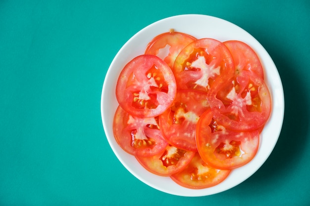 Cerrar rebanadas de tomate jugoso
