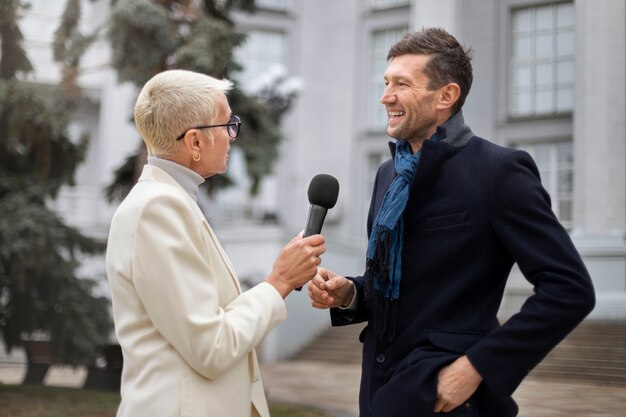 Cerrar en reportero tomando una entrevista