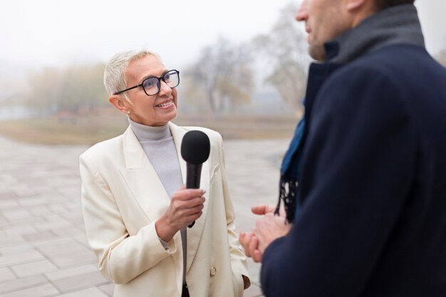 Cerrar en reportero tomando una entrevista