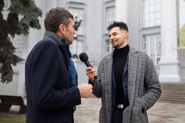 Cerrar en reportero tomando una entrevista