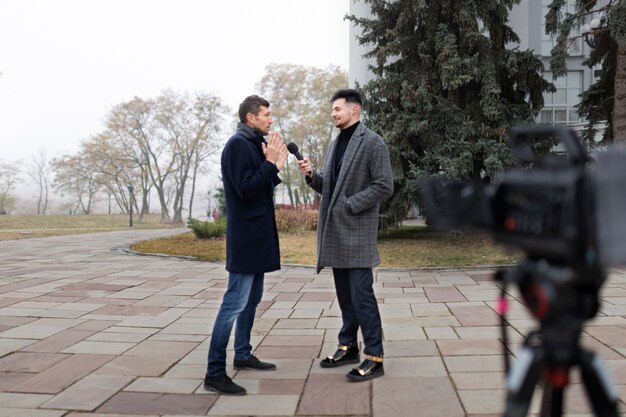 Cerrar en reportero tomando una entrevista