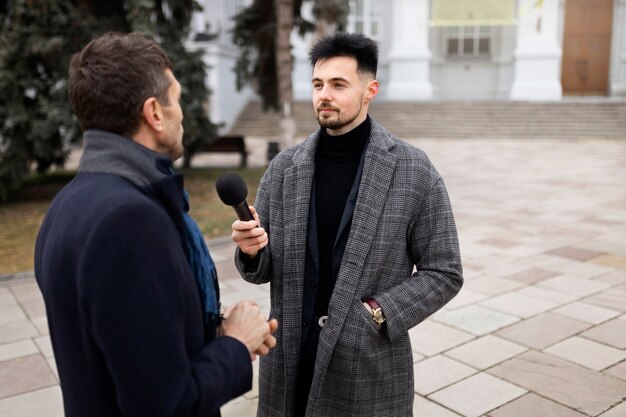 Cerrar en reportero tomando una entrevista