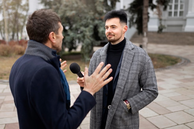 Cerrar en reportero tomando una entrevista