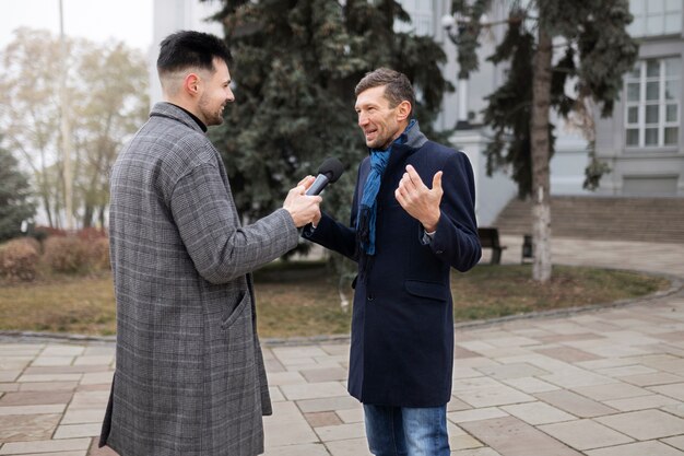 Cerrar en reportero tomando una entrevista