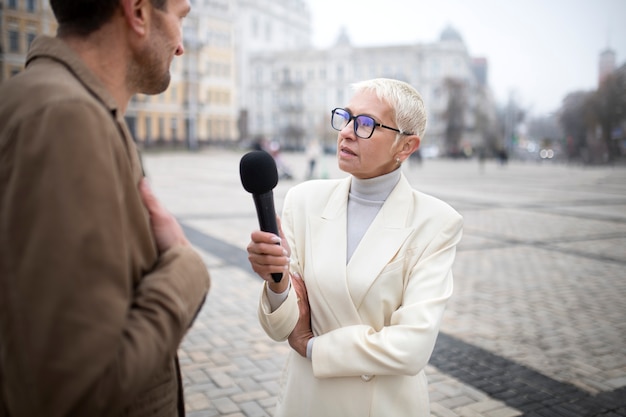 Foto gratuita cerrar en reportero tomando una entrevista