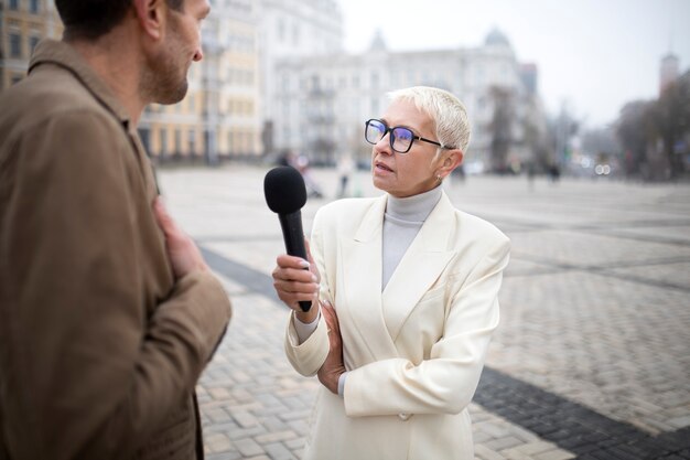 Cerrar en reportero tomando una entrevista