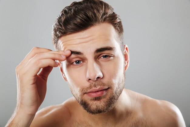 Cerrar retrato de belleza de un joven barbudo