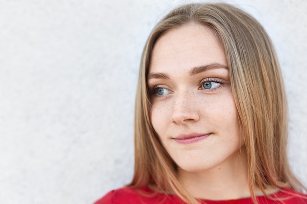 Foto gratuita cerrar retrato de mujer pensativa con cabello claro