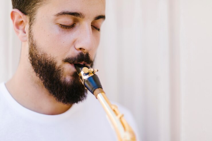 Foto gratuito cerrar retrato de músico enfocado