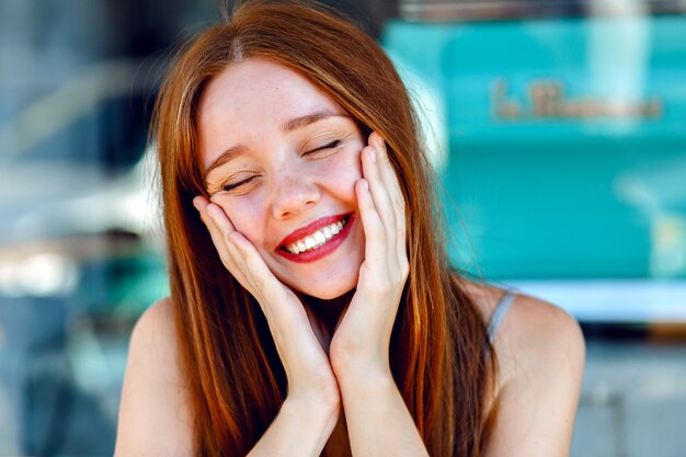 Cerrar un retrato o una mujer pelirroja muy linda, sonriendo y divirtiéndose, positivas, vacaciones, emociones