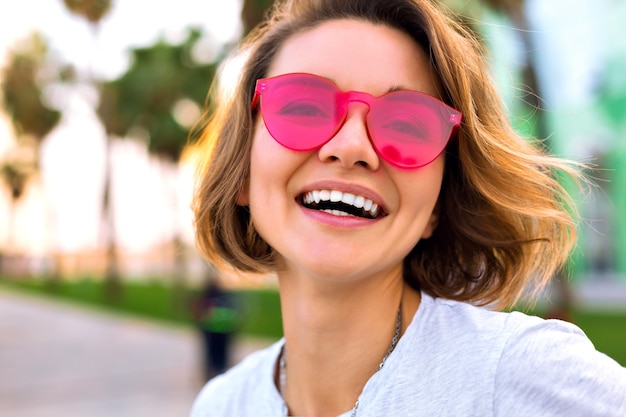 Cerrar retrato positivo de mujer joven alegre sonriendo y riendo, moda positiva