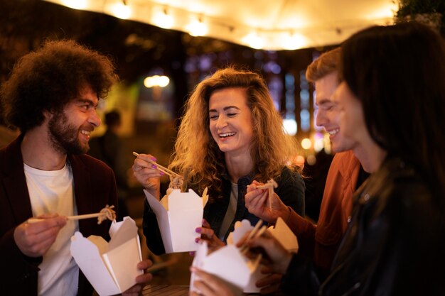 Cerrar reunión de amigos sonrientes