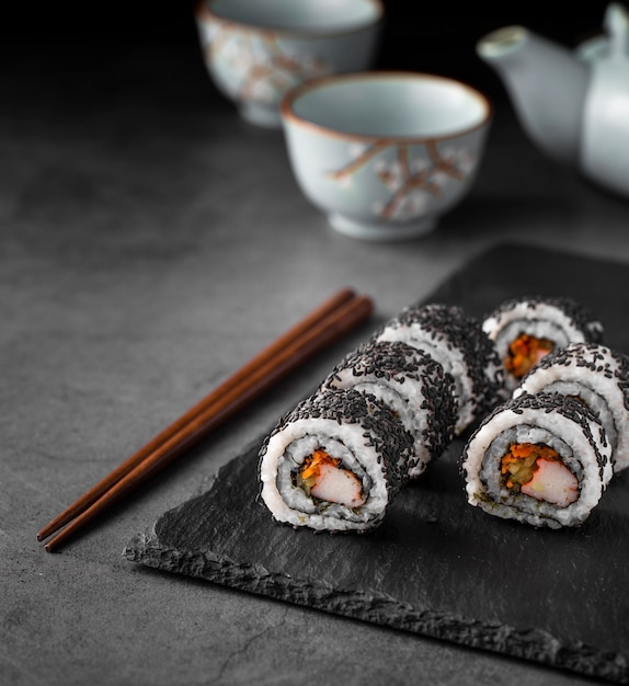 Foto gratuita cerrar rollos de sushi maki con semillas de sésamo negro