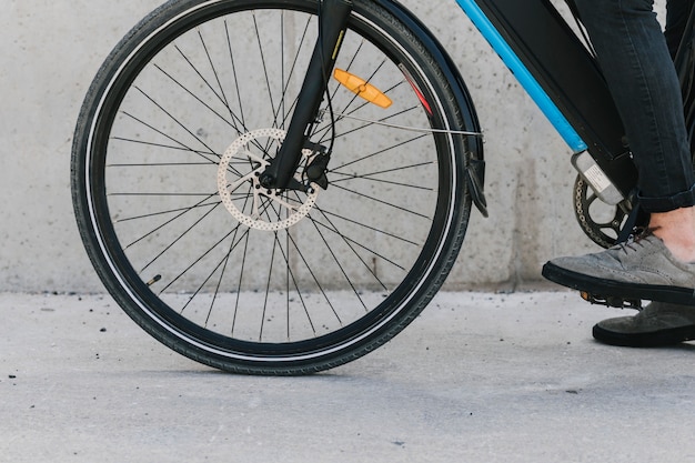 Cerrar la rueda delantera de la bicicleta