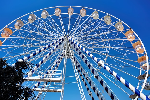 Cerrar la rueda de la fortuna en un parque de diversiones