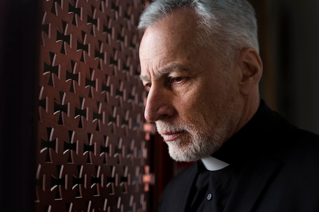 Cerrar sacerdote escuchando confesión