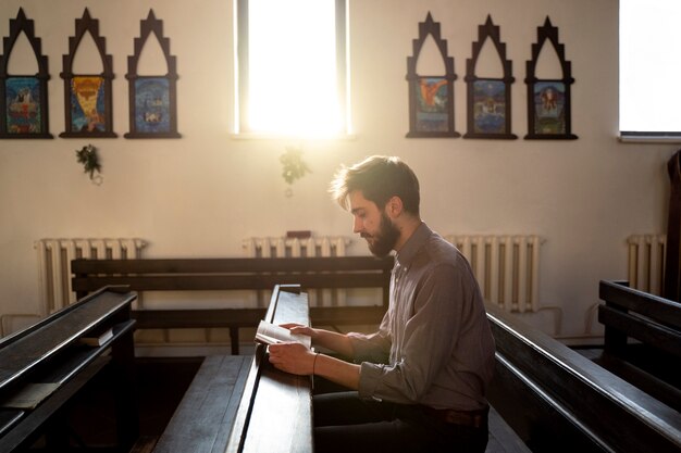 Cerrar el sacerdote leyendo la biblia