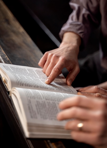 Cerrar el sacerdote leyendo la biblia