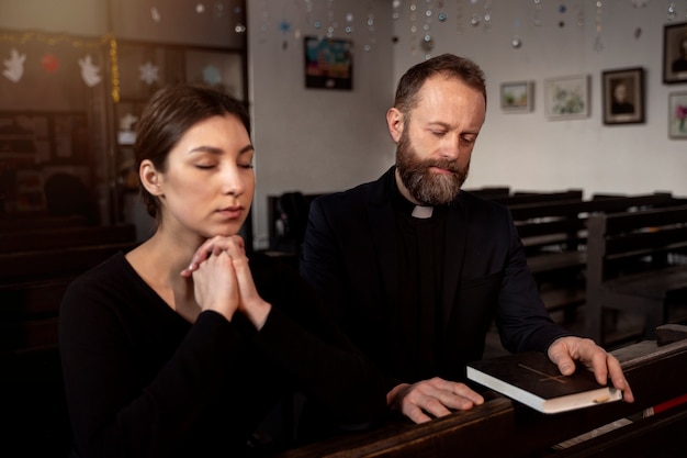 Foto gratuita cerrar el sacerdote leyendo la biblia