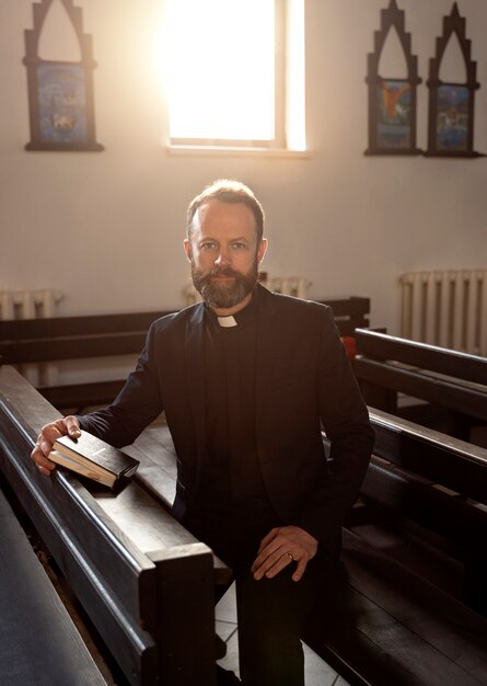 Cerrar el sacerdote leyendo la biblia