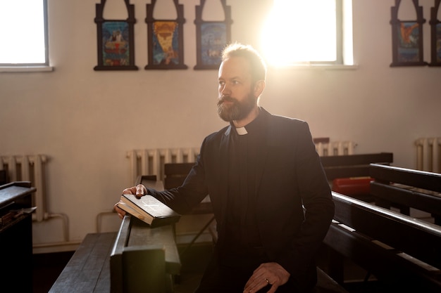 Foto gratuita cerrar el sacerdote leyendo la biblia